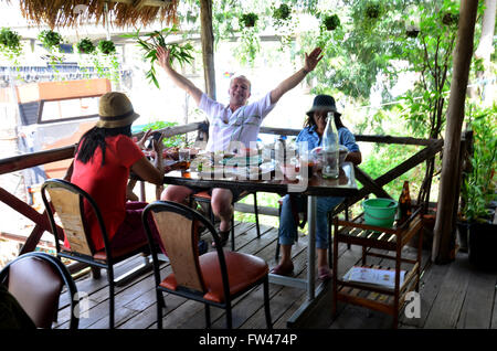 Ma famille s'asseoir et attendre la nourriture au restaurant le 10 janvier 2016 à Ayutthaya, Thaïlande. Banque D'Images