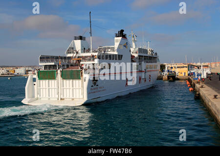 Armas ferry navire 'Volcan de Tindaya' arrivant à quai, Corralejo, Fuerteventura, Îles Canaries, Espagne Banque D'Images