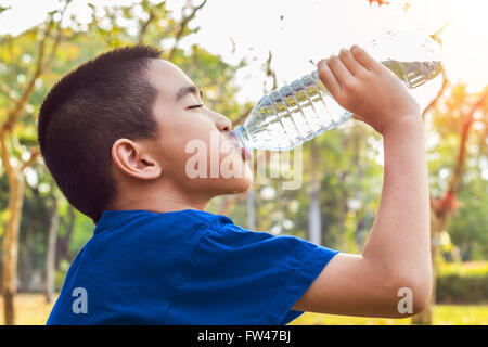 Une photo d'un garçon de la bouteille de l'eau potable Banque D'Images