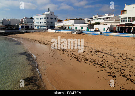 Plage de sable soutenu par les bars et les hôtels à Corralejo, Fuerteventura, Îles Canaries, Espagne Banque D'Images