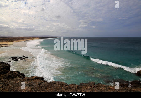 Côte de l'Océan Atlantique robuste à El Cotillo, Fuerteventura, Îles Canaries, Espagne Banque D'Images