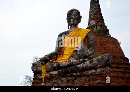 Ancienne statue de bouddha et l'ancien bâtiment du Wat Worachet Tharam temple à Ayutthaya historical park à Ayutthaya, Thaïlande. Banque D'Images