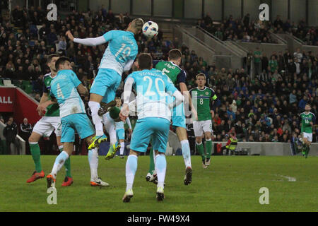 28 mars 2016 - défi international de Vauxhall (Friendly). L'Irlande du Nord 1 Slovénie 0. La défense de la Slovénie (bleu clair) cette attaque. Banque D'Images