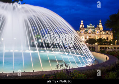 Fontaine en face du Casino de Monte Carlo. Banque D'Images
