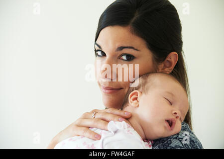 Mère de câliner bébé endormi Fille Banque D'Images