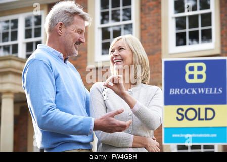 Couple heureux à obtenir les clés de maison neuve Banque D'Images