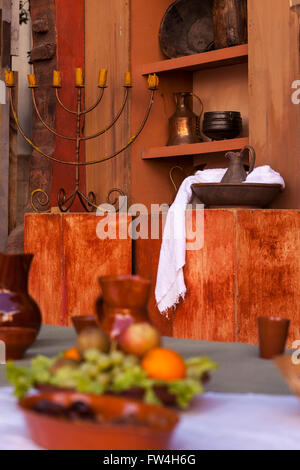 Détails et accessoires sur scène pour la Dernière Cène dans la scène Passion Play, Adeje, Tenerife, Canaries, Espagne. Representacion Banque D'Images