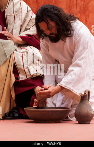 Jésus lave les pieds des apôtres dans la Passion Play, Adeje, Tenerife, Canaries, Espagne. Representacion de la passion. Banque D'Images