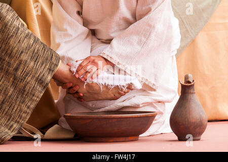 Jésus lave les pieds des apôtres dans la Passion Play, Adeje, Tenerife, Canaries, Espagne. Representacion de la passion. Banque D'Images