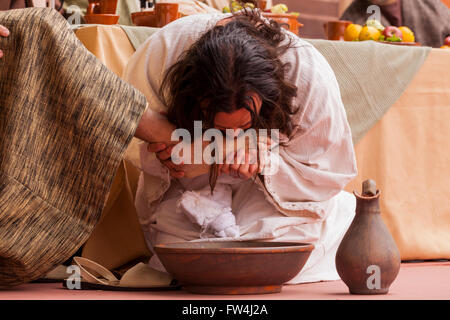 Jésus lave les pieds des apôtres dans la Passion Play, Adeje, Tenerife, Canaries, Espagne. Representacion de la passion. Banque D'Images