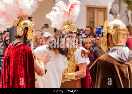 Acteur jouant Jésus Christ avec des soldats romains au cours de la passion play, Adeje, Tenerife, Canaries, Espagne. D Representacion Banque D'Images