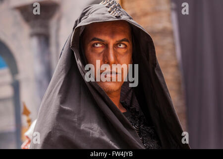 Acteur avec les verres de contact et capot noir jouant Satan dans la Passion Play, Adeje, Tenerife, Canaries, Espagne. Representacio Banque D'Images