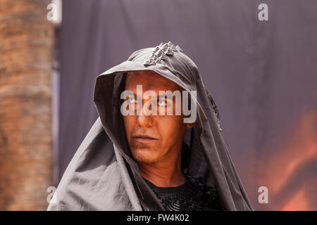 Acteur avec les verres de contact et capot noir jouant Satan dans la Passion Play, Adeje, Tenerife, Canaries, Espagne. Representacio Banque D'Images