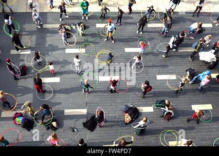 Pic montre : Southbank aujourd'hui, les femmes du monde Festival 'Schola Hula hula hoop de masse des leçons sur la terrasse pour les femmes et ma Banque D'Images