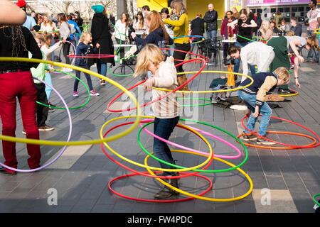 Hula Hoop leçon groupe de masse fun fille femme Banque D'Images