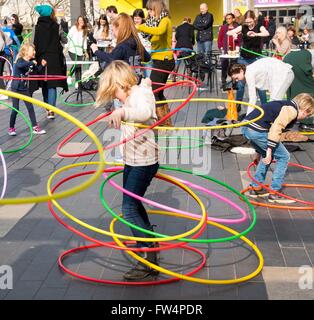 Hula Hoop leçon groupe de masse fun Banque D'Images