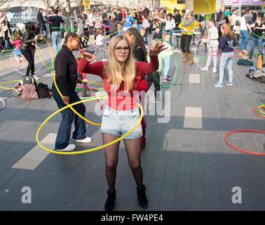 Hula Hoop leçon groupe de masse fun fille femme Banque D'Images