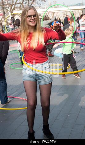 Hula Hoop leçon groupe de masse fun fille femme Banque D'Images