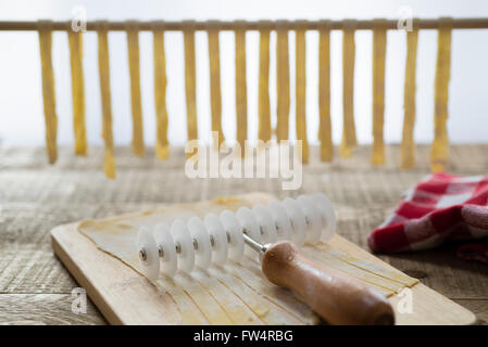 Faire des tagliatelles - la coupe et le séchage des pâtes. Banque D'Images
