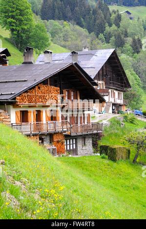 Chalets en bois dans le Beaufortain, Alpes Banque D'Images