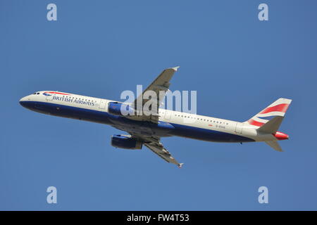 British Airways Airbus A321-200 G-EUXG au départ de l'aéroport Heathrow de Londres, UK Banque D'Images