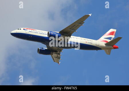 British Airways Airbus A320-200 G-EUUA au départ de l'aéroport Heathrow de Londres, UK Banque D'Images