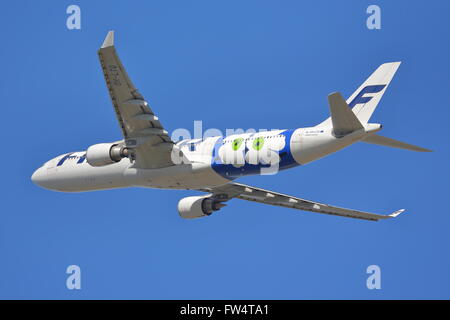 Airbus A330-300 Finnair OH-LTO en fleur livery, au départ de l'aéroport de Heathrow, Londres Banque D'Images