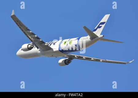 Airbus A330-300 Finnair OH-LTO en fleur livery, au départ de l'aéroport de Heathrow, Londres Banque D'Images