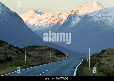 Route en direction de Glen Coe en Écosse Banque D'Images