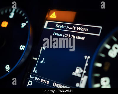 Avertissement de l'usure des plaquettes de frein sur un tableau de bord, faible profondeur de champ Banque D'Images