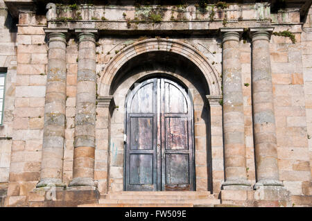 Porte d'entrée de l'Office de Tourisme de Pontevedra, Galice, Espagne. Ce bâtiment faisait partie du couvent de San Francisco Banque D'Images