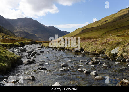 En regardant vers le long de la Lande de Honister Pass Hause Gill Banque D'Images