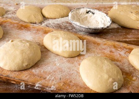 Une partie de la pâte pour faire du pain à gauche lieu sur une table en bois dans une boulangerie, high angle view Banque D'Images