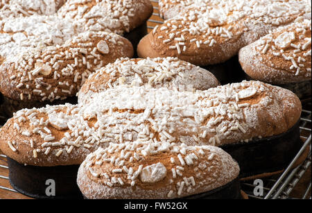 Cuisine italienne gâteaux Pâques colomba de fruits confits formé dans la forme d'une colombe le refroidissement dans leurs moules dans une boulangerie, c Banque D'Images