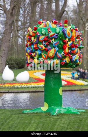 Lisse, Hollande méridionale, Pays-Bas. 30 mars 2016. Keukenhof, la principale attraction touristique néerlandais est ouvert du 24 mars au 16 mai 2016 à Lisse, Hollande-du-Sud. Plus de 7 millions de tulipes, narcisses et jacinthes remplir plus de 32 hectares avec des pavillons avec des présentoirs spéciaux. Le thème 2016 est "l'âge d'Or', la période au cours de laquelle les Pays-Bas sont passés par fois florissante en termes de commerce, des arts et des sciences ; l'ère les Néerlandais ont découvert le monde et le commerce des tulipes a prospéré. Banque D'Images