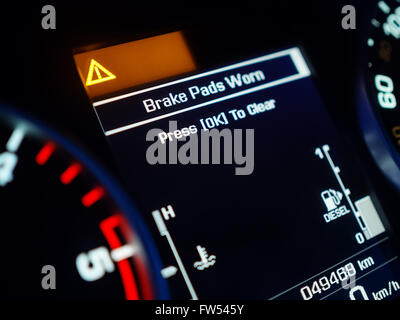 Avertissement de l'usure des plaquettes de frein sur un tableau de bord Banque D'Images