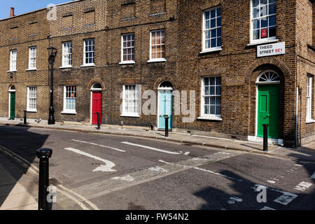 Maisons mitoyennes en briques de style victorien sur Theed Street à Lambeth, Londres, Angleterre. Banque D'Images