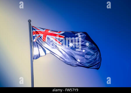 De brandir le drapeau national australien dans le vent, Melbourne, Australie Banque D'Images