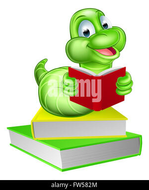 Caterpillar d'une caricature de bookworm ver la lecture d'un livre et s'asseoir sur une pile de livres Banque D'Images