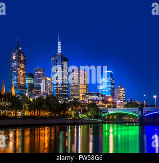 Ville illuminée skyline at night de Melbourne CBD. Vue du fleuve Yarra sur la rive sud de la ville, à la recherche jusqu'à Princes Bridge Banque D'Images