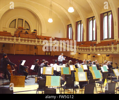 Cadogan Hall - un orchestre en répétition dans la salle de concert Auditorium, Sloane Square, Londres. Accueil du Royal Philharmonic Banque D'Images