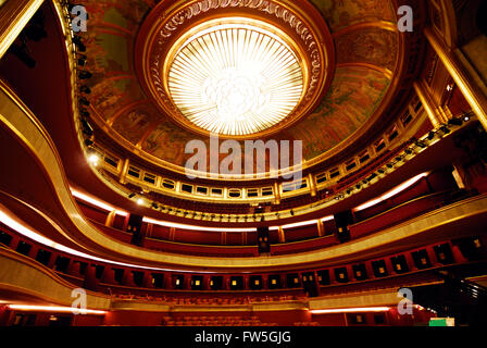 Théâtre des Champs-Élysées - Paris. Vue de l'intérieur de l'auditorium, avec dôme en verre et tuyaux d'orgue. Banque D'Images