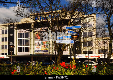 Les tulipes avec façade de Farifield Halls, Croydon, Fairfield Hall, salle de concert, théâtre Ashcroft, après Dame Peggy Ashcroft, Arnhem Gallery, construit 1962, due à la remise en vertu de Croydon, scheme Vision 2020 Banque D'Images