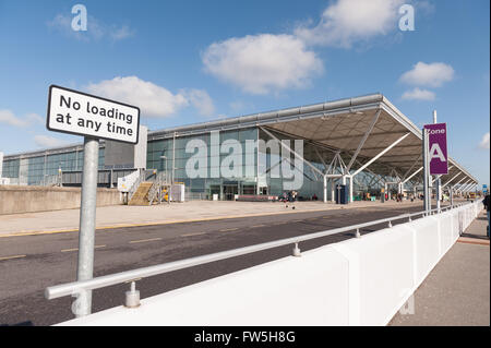 Les départs des arrivées de l'Aéroport des vols internationaux l'aéroport de Stansted drop off sortie entrée design intéressant Norman Foster Banque D'Images