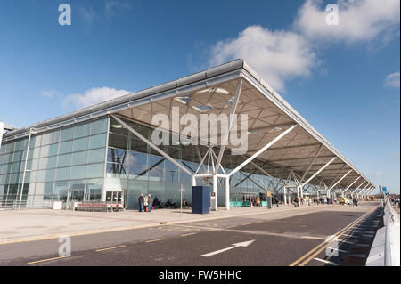 Les départs des arrivées de l'Aéroport des vols internationaux l'aéroport de Stansted drop off sortie entrée design intéressant Norman Foster Banque D'Images