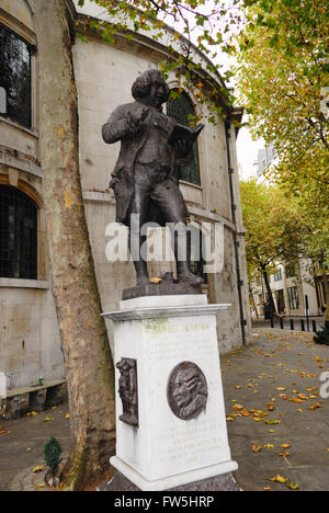 Statue commémorative pour le Dr Samuel Johnson, 1709-1784, auteur anglais, critique, écrivain du Dictionnaire de la langue française 1755, l'extérieur de l'église Saint-Clément, Dane's. Aldwych et The Strand, London. Par le sculpteur Percy Hetherington Fitzgerald, 1834-1925 Banque D'Images