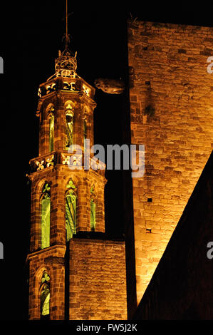 Beffroi illuminé de l'église de Santa Maria del Mar à Barcelone, quartier de La Ribera, construite entre 1329 et 1383, à l'apogée de sa prééminence et mercantile maritime. C'est un exemple remarquable de style gothique catalan Banque D'Images