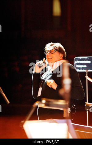 Barry Humphries, portant son 'Dame Edna', 'lunettes moyenne au téléphone' à 'Camilla' acteur australien / comédien en répétition au Royal Albert Hall avec le RPCO, pour la 'La nuit dernière de la tournée des Poms ("plus d'un' tourette), jouant son alter ego Moyenne Dame Edna et Sir Les Paterson, représentant de la culture australienne. Partition écrite et réalisée par le chef d'orchestre et compositeur américain Carl Davis, qui pour la première fois le spectacle il y a 28 ans, immédiatement après la saison des Proms en 1981. Banque D'Images