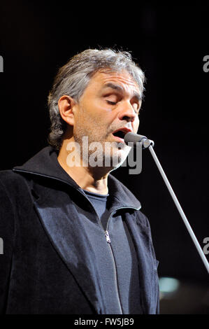 Andrea Bocelli, ténor italien aveugle, soliste, Celebrity, superstar de l'enregistrement, de répétitions avec orchestre et microphone dans l'O2 Arena, le Millenium Dome, North Greenwich, Londres. Né le 22 septembre 1958, sur l'exploitation familiale à Lajatico près de Pise, Italie Banque D'Images