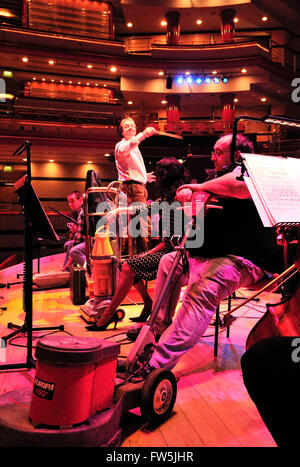 Cireuse et les aspirateurs sur scène à Birmingham Symphony Hall ; comme instrument solo dans Malcolm Arnold's 'Grand Grand Banque D'Images